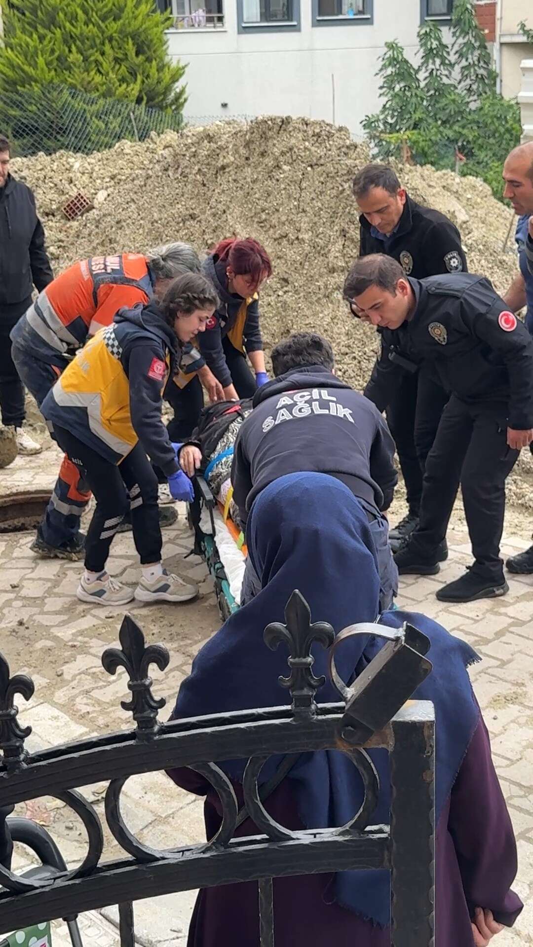 76 yaşındaki kadın rögar boşluğuna düştü! Mahalleli isyan etti 4